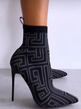 Botas tobilleras con estampado de figuras y punto acanalado